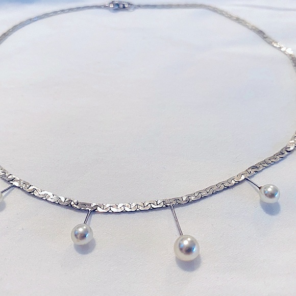 Delicate Vintage Faux Pearl Necklace - Picture 4 of 5